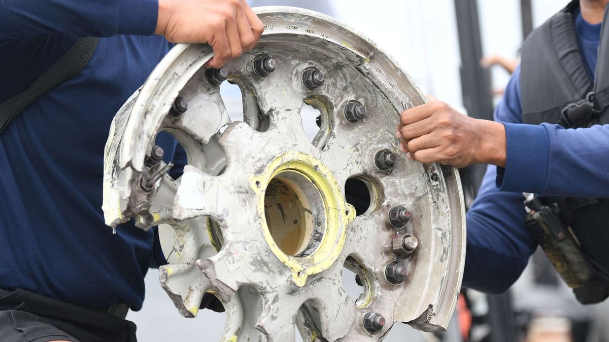 V Indonésii nalezli trup havarovaného letadla, kusy lidských těl